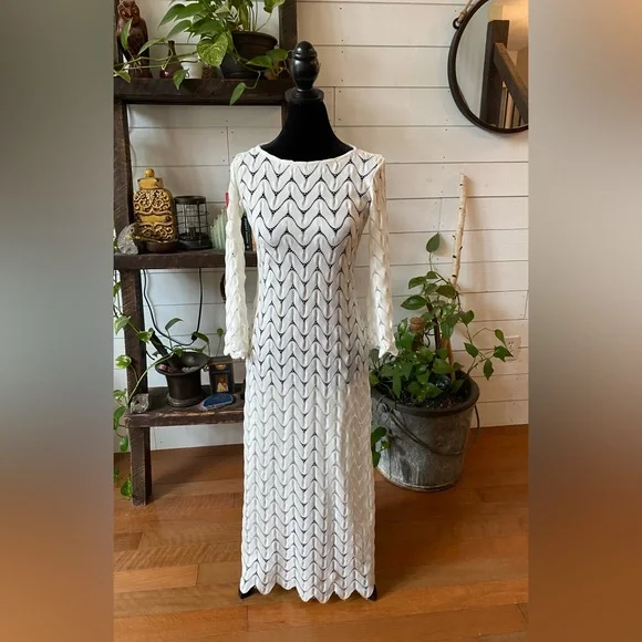 Lesley Evers: Long White Knit Beach V Cut Dress - Picture 14 of 17